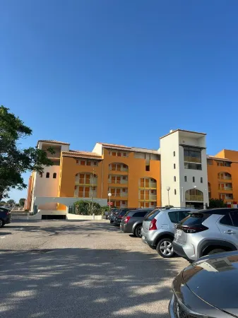 T2 apartment with loggia facing the sea