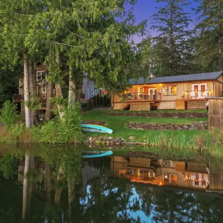 Woodsy Lakefront Cabin - Hot Tub, Kayak, Fire Pit - Family & Romantic Getaways