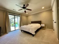 Charming 3-bedroom summer house in Cameron Park with pool Hotels in Cameron Park