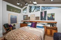 Beautiful Mid-Century 5-bedroom ranch with AC, WiFi in pleasant Clinton Township Hotels in Clinton Township