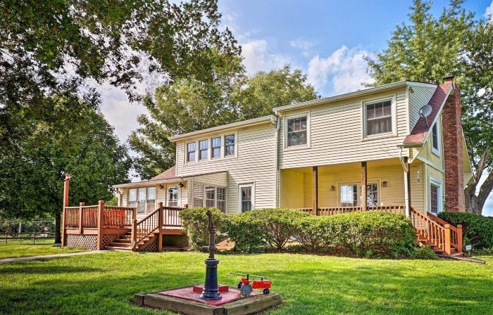Remodeled Historic Farmhouse ~ 20 Mi to KC!