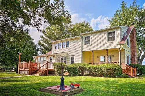 Remodeled Historic Farmhouse ~ 20 Mi to KC!