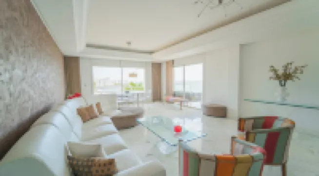 Infinity View: Spacious 3 bd with Lake View