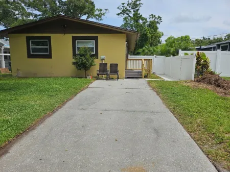 Your Dream Florida Escape Awaits. Luxurious and budget friendly. Отели в г. Ларго