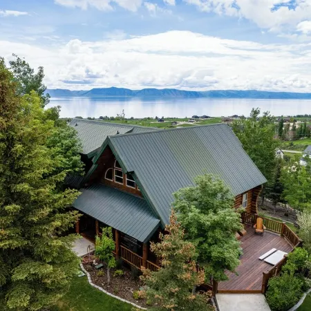 Beautiful original log cabin, minutes from Garden City and Bear Lake beaches.
