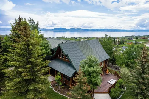 Beautiful original log cabin, minutes from Garden City and Bear Lake beaches.