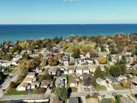 2 BATHROOM Executive Cottage with Office Hotels in Sarnia
