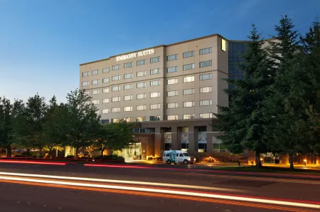 Embassy Suites by Hilton Seattle Tacoma International Airport Отели рядом со станцией Link Light Rail - Tukwila Station