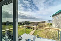 Coastal Retreat Deck, Ocean Views and Walk to Beach - Wi-Fi
