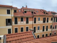 TWO-ROOM APARTMENT 20 METERS FROM THE SEA WITH ELEVATOR AND PARKING SPACE. Hotel a Loano