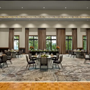 Cloudland at McLemore Resort Lookout Mountain, Curio by Hilton