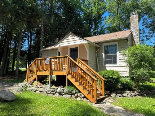 Hot Tub, Relaxing Hammock under the trees, Fire pit, BBQ, surrounded by nature
