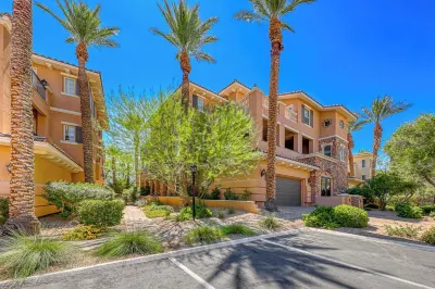 Charming 2-bedroom condo in terrific Henderson with AC 레이크 라스베가스 호텔