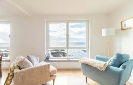 Stylish sea front apartment, 3 bedrooms, 2 bathrooms apartment, pet friendly