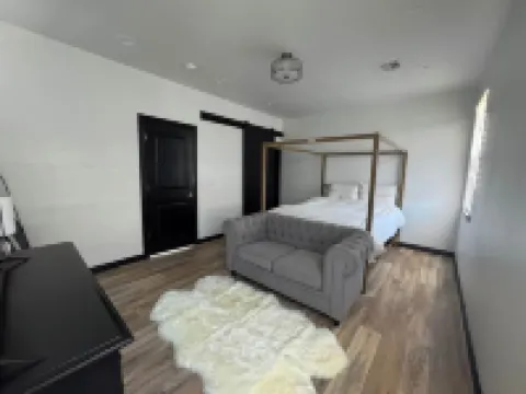 Elegant Townhome w/ Rooftop Jacuzzi & Private Gym - downtown Edmond