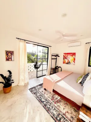 King Bed, Kitchen, A/C, Saltwater Pool, Fast Wifi, Balcony with View - “Flor”