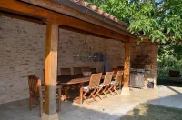 Traditional Beaujolais farmhouse with Private Pool - sleeps 8 Hotel di Charnay