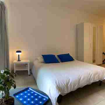 Studio in tour Black Swans. Train station and Parliament direct streetcar Arrival 24/24. Rooms