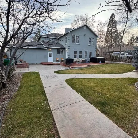 Spacious 6-bedroom house on the golf course with a new hot tub / spacious sauna.