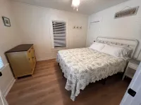 Charming 1920s Cottage, Waterfront just 50 ft away, Beach just 1 minute stroll!