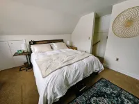 Cozy cabin >> Hottub, WiFi, AC. Easy access to outdoors activities year around