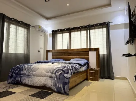 Agyeiwaa Homes Отели рядом с достопримечательностью «Парк Ратрей»