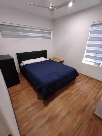 Nice Two Bedroom Apartment with courtyard/balcony in secure complex Отели в г. Келмскотт