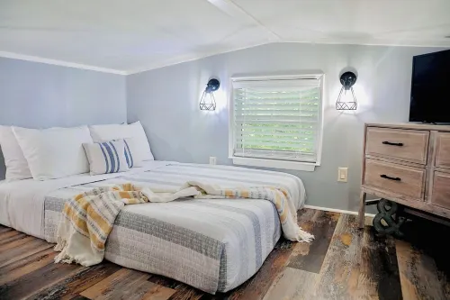 Luxury tiny cabin Pool & Hot tub minutes from Lake Travis and Lake Austin.