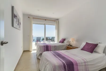 Modern villa with heated privat pool and jacuzzi Отели рядом с достопримечательностью «Playa Salobreña»