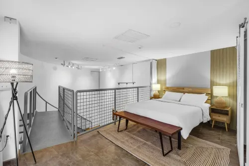 Stunning 3 BR/2 BA Split-Level w Rooftop & Hot Tub Near Miami University