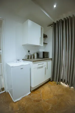 Harare Deluxe Homes- Grey-SuiteSelf contained studio with workspace and wifi Отели рядом с достопримечательностью «Haka Game Park»