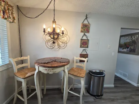 Charming furnished 2-bedroom, 1 bath apartment with WiFi, AC in lovely Kalispell