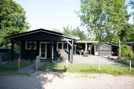 Luxe en Ruim Chalet met Airco aan het Leekstermeer. Huisdiervriendelijk Отели в г. Норденвелд