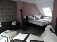 Quiet, spacious and light-flooded apartment/loft with large courtyard garden