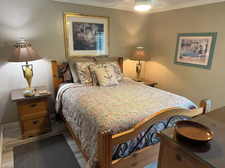 Welcoming One Bedroom Ground Floor condo with WiFi in charming Carpinteria Отели в г. Карпинтерия