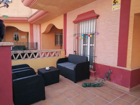 Semi-detached house pinares de Lepe, an oasis of tranquility on the beaches of Huelva Отели рядом с достопримечательностью «CLUB DE GOLF DE ISLANTILLA»