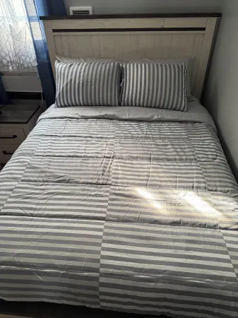 Charming 2-bedroom apartment in wonderful Schenectady with AC