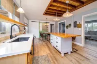 Cheerful & cozy farmhouse 2 bedroom home