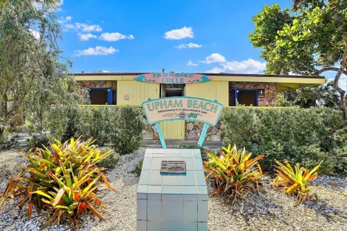 Beachfront 2 Bedroom!Sale!! Great Views! Walk to Beach & Restaurants! Hoteles en St. Pete Beach