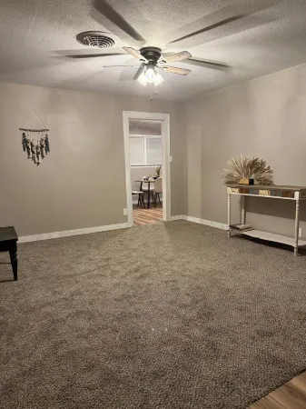 Cuteness on Ennis Отели рядом с достопримечательностью «Университет Уэйленд Баптист»