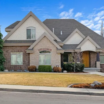 Spacious 2BR Basement Suite w/Hot Tub, Theater, Full Kitchen. Near UVU/BYU