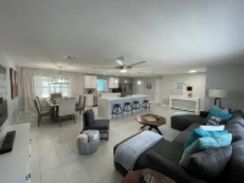 Sunshine Serenity: Island Bliss3bd/2ba Home Close to Cruise Port and Beaches