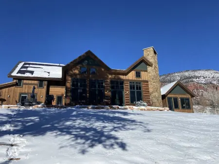 Modern Chalet on the River. Hot Tub, Fireplace , Newly furnished Fishing, Hiking