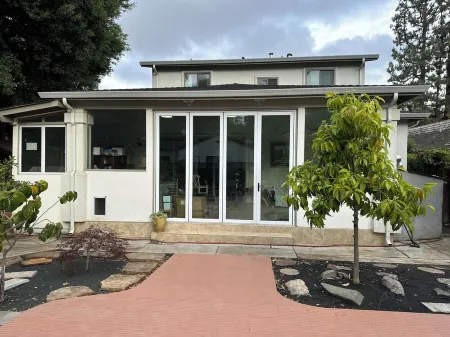 Charming 4-bedroom house in pleasant Menlo Park with WiFi, AC Отели рядом с достопримечательностью «Мета Хедквотерс»