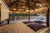 Heated Pool, Tiki Bar and Outdoor Cinema - Elegant Beachfront Oasis