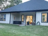 Hot Tub Paradise: Fire Pit - BBQ - Family/Couples Hotels in Denison