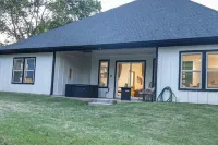 Hot Tub Paradise: Fire Pit - BBQ - Family/Couples