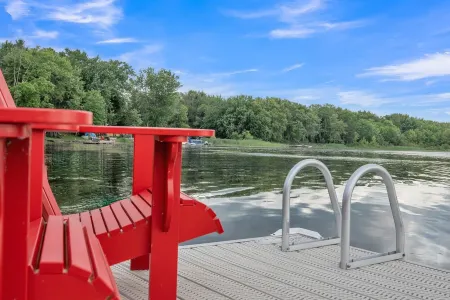 Muskoka Retreat-Sparrow L. Clean Reno'd CAC Sunsets Shallow sandy entry Sleeps 8