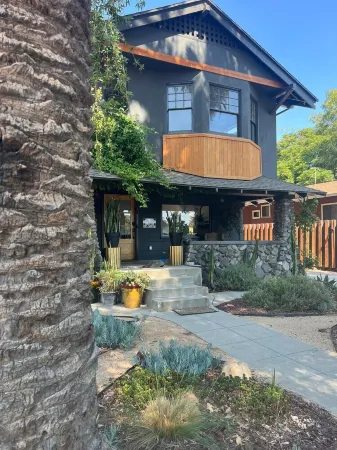 Charming 1-bedroom house with WiFi and AC in Pomona