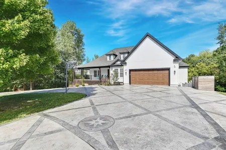 -Ultimate KC BNB-21 Guests-30 night min-Heated POOL-GoldenTee-Poker-KS Speedway-